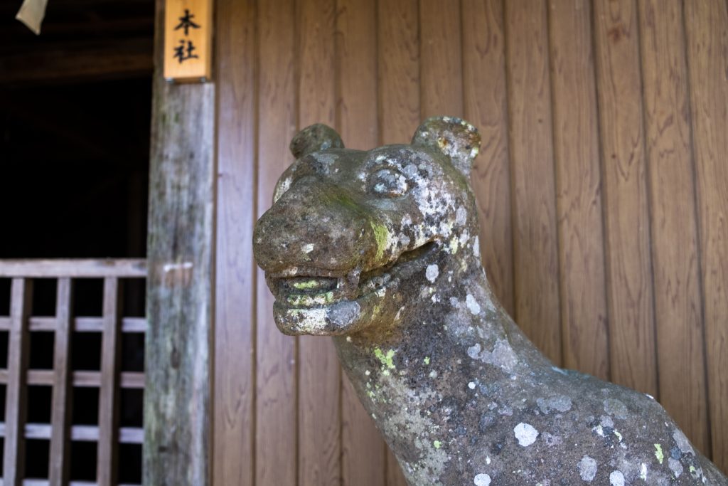 ニヒルな笑顔の狼