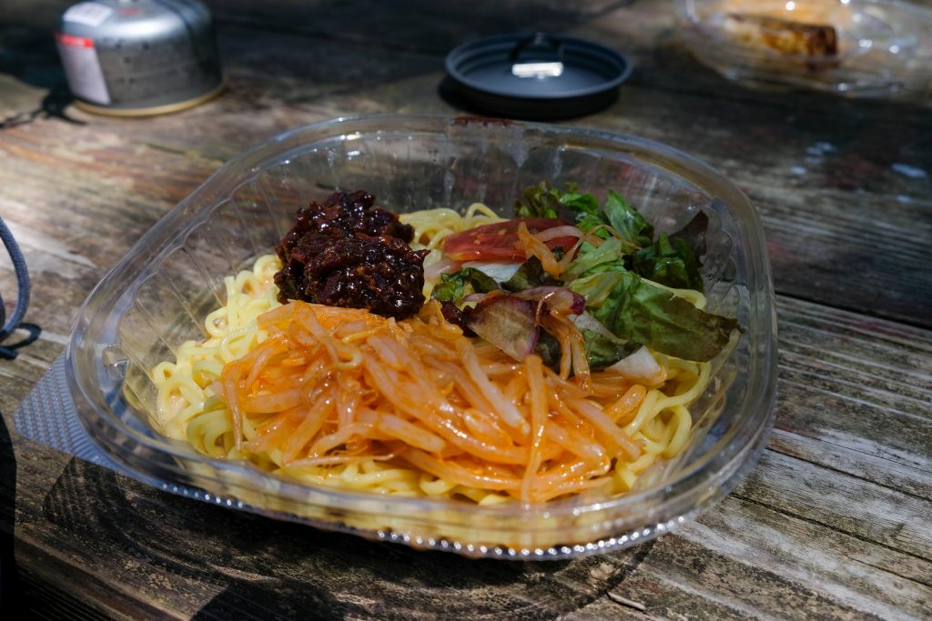 外で食べる冷たいコンビニ麺