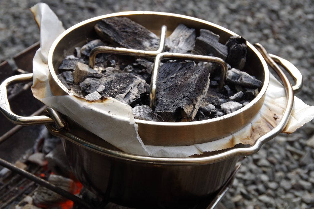 炭を載せたダッチオーブン