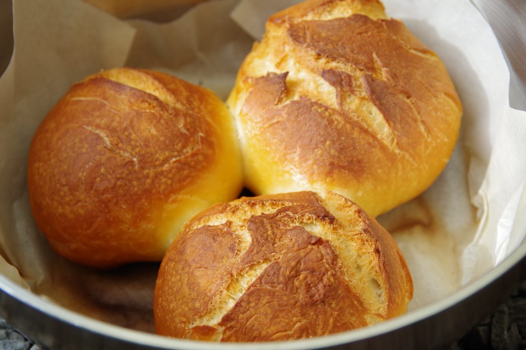 ダッチオーブンで焼いたパン