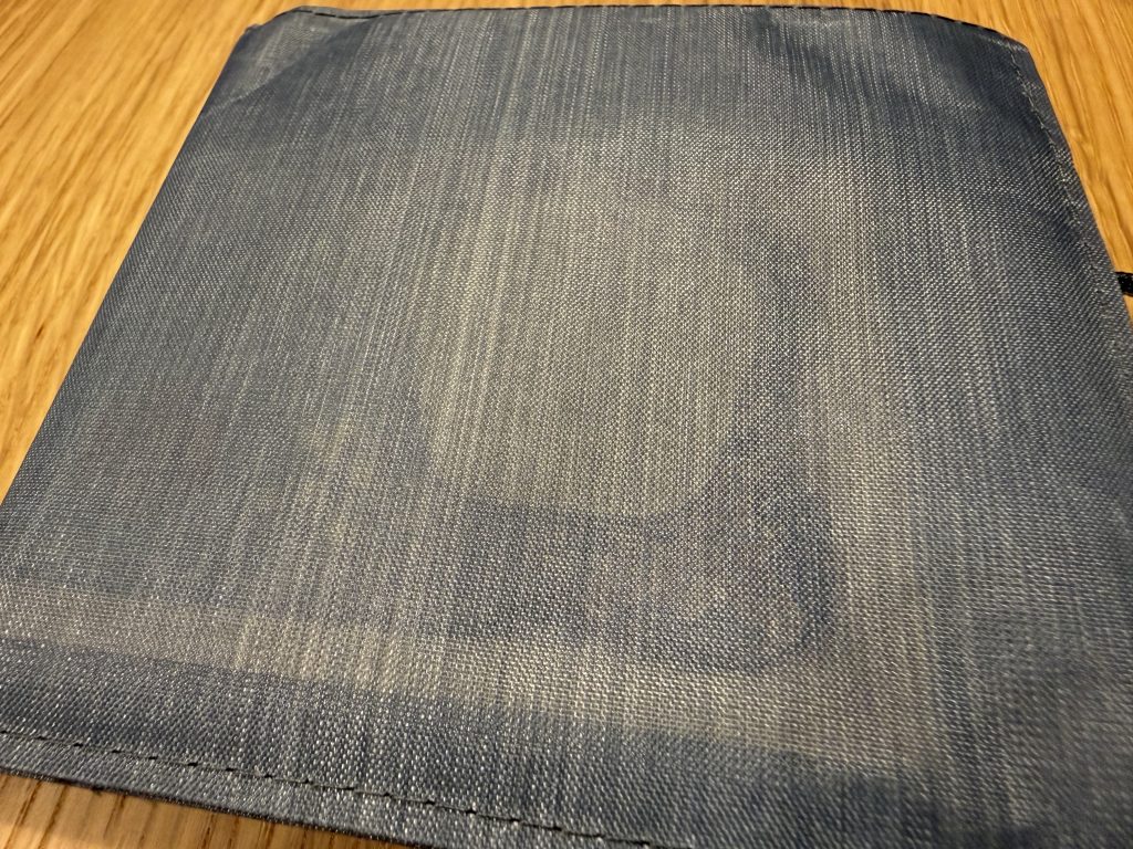 軽量財布から透けて見えるお札